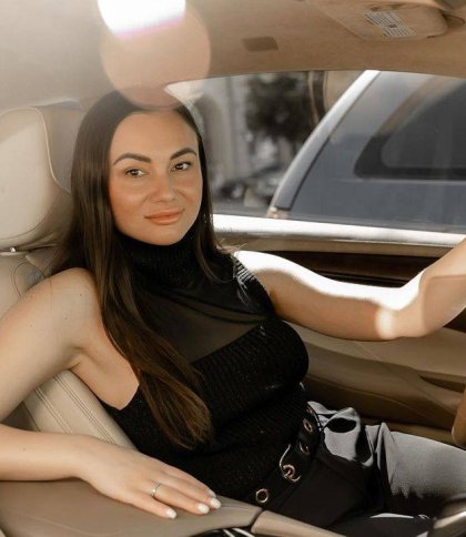 Депутатка Харківської міськради Аліна Мустафаєва в автомобілі