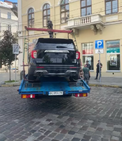 У центрі Львова водій зняв номери, щоб уникнути штрафу за паркування