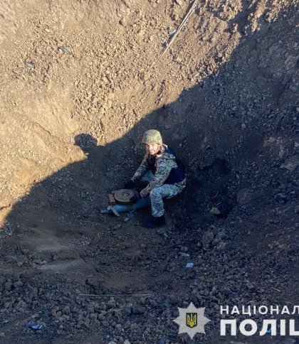 Вибухотехніки поліції Львівщини розміновують Херсонщину