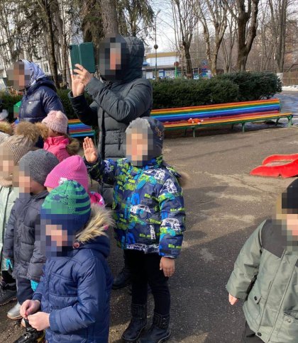 У Росії дитсадок перевірять на пропаганду ЛГБТ: поліцію насторожили лавки у кольорах веселки