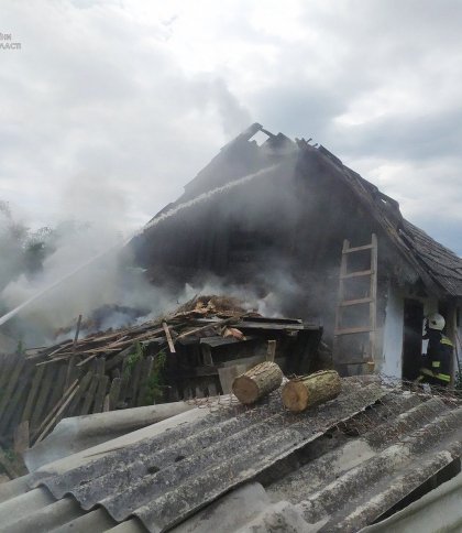 У Золочівському районі вогонь знищив дах у господарській будівлі