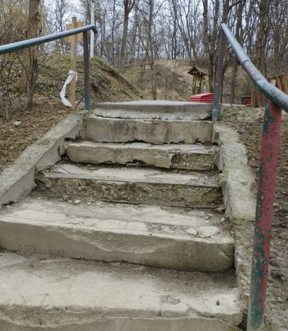 Все таке страшне і небезпечне: у Львові містяни просять відремонтувати сходи на вході до парку «Знесіння»