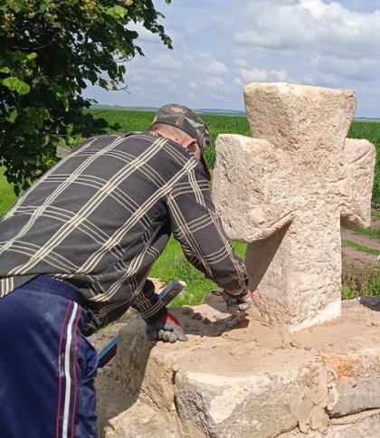 Хрест, відреставрований у Львові, встановили на відновленій козацькій могилі на Тернопільщині