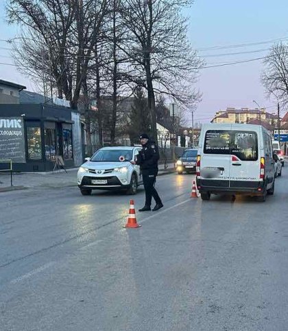 У Самборі 21-річний водій мікроавтобуса Renault наїхав на пішохідку