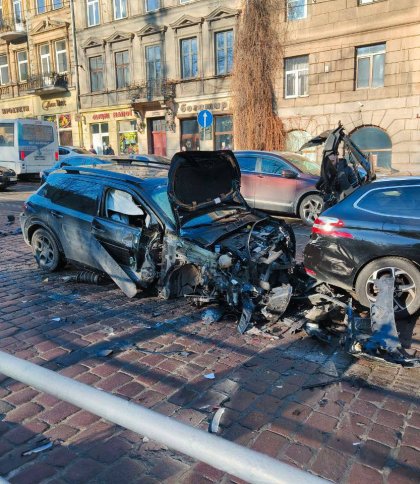 У Львові в ДТП зіштовхнулися 4 авто та маршрутка: двоє людей у лікарні