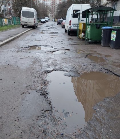 Великі ями, які немає як об’їхати: у Львові містяни скаржаться на жахливий стан дороги на вулиці Мазепи