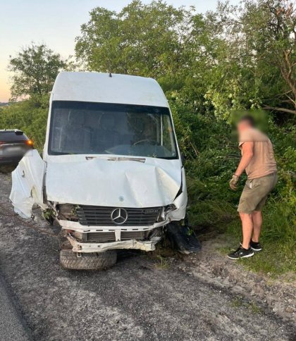 Поблизу Львова пʼяний водій перекинувся на викраденому мікроавтобусі Mercedes
