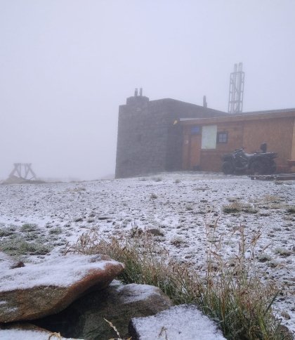 На горі Піп Іван випав перший сніг (фото)