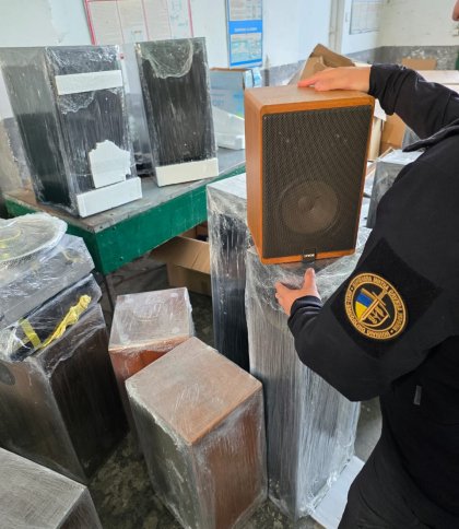 На Львівщині митники виявили у мікроавтобусах аудіотехніки з платівками на 800 тис. грн