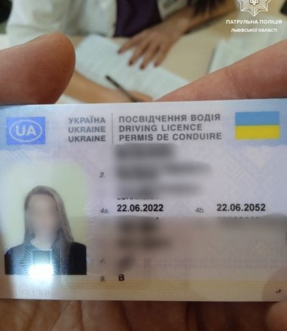 Отримала права — втратила права: дівчину з новим водійським посвідченням зупинили нетверезою за кермом