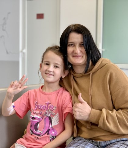 8-річна Василина з мамою після операції