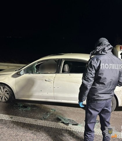 На Дніпропетровщині чоловік розстріляв легковик на трасі — водій авто загинув