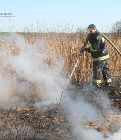 На Яворівщині масштабне загоряння торфу: рятувальники другу добу гасять пожежу