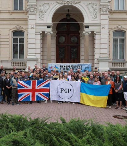 29 позашляховиків для українських воїнів подарували на Львівщині