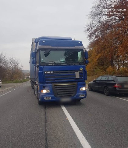 На Львівщині перекрили трасу через ДТП з вантажівкою та велосипедистом