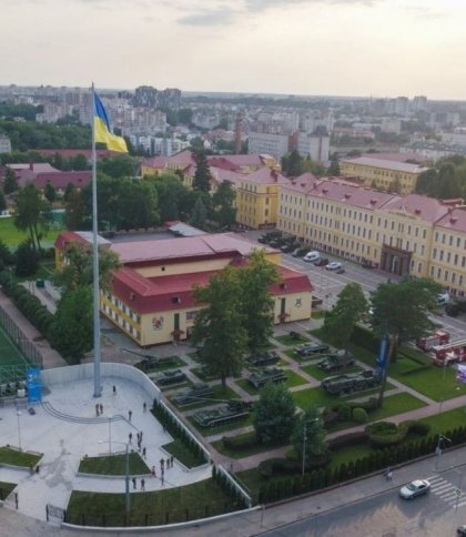 У Львові біля Національної академії сухопутних військ освятили плити "Алеї слави"