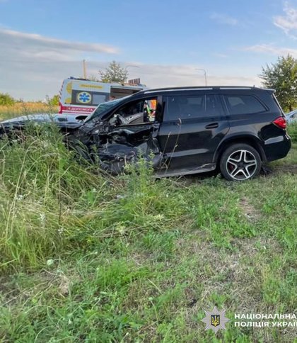На Львівщині Mercedes зіткнувся з вантажівкою: постраждало троє дітей