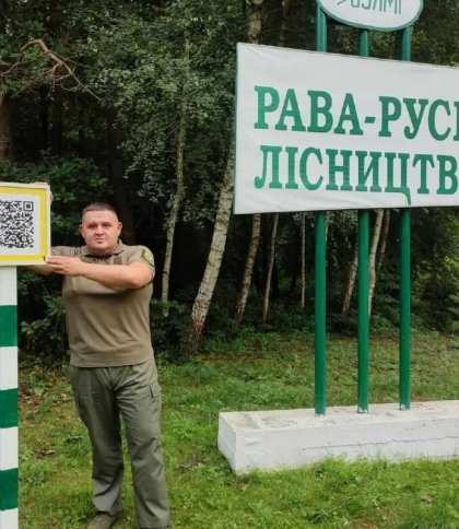 Щоб люди не блукали: у лісі на Львівщині встановили таблички з QR-кодами