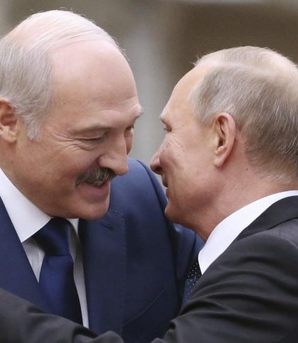 Путін і лукашенко обіймаються на зустрічі