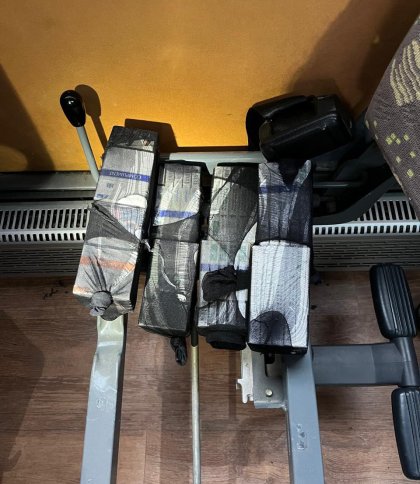 Сигарети в панчохах: на Краківці викрили схованку в рейсовому автобусі