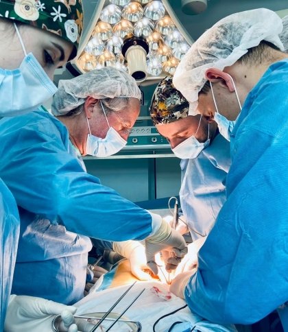 Легендарний американський хірург провів у Львові три операції з пересадки нирки