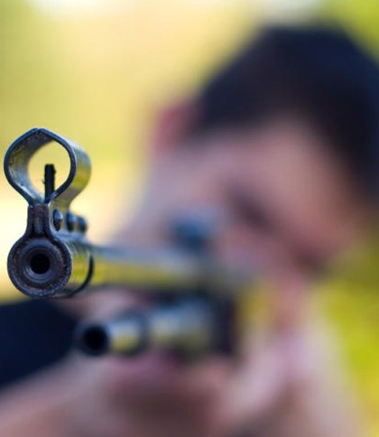 Неповнолітній студент вистрілив з  пневматичної гвинтівки в живіт потерпілому