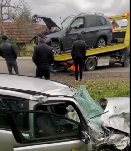 В Городку через лобове зіткнення авто злетіло в кювет: госпіталізували трьох людей