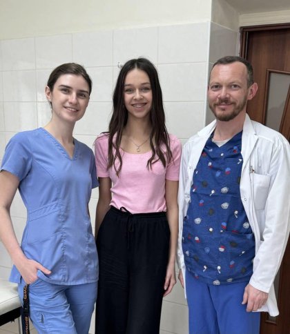 18-річна Марія з лікарями після операції