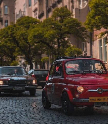 Фестиваль ретро-автівок повертається: у Львові за донат пропонують проїхатися історичною трасою