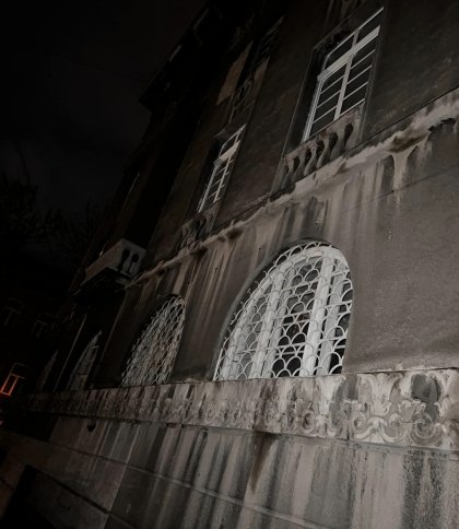 «Падають досить великі фрагменти»: у центрі Львова обвалюється фасад старого будинку