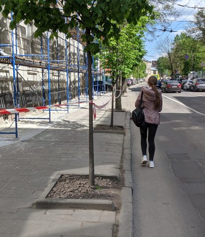 Львів’яни скаржаться, що риштування на Зеленій повністю загороджує тротуар