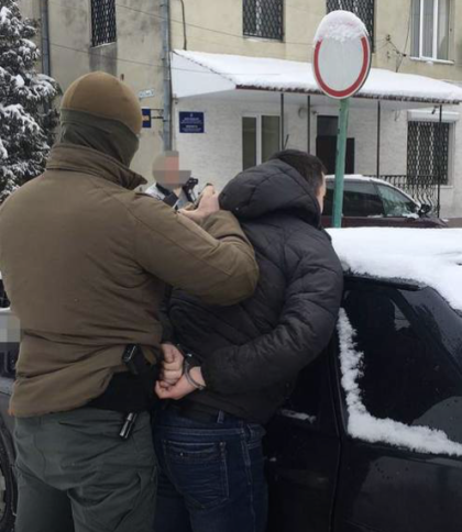 На Львівщині поліцейський уник покарання за хабарництво