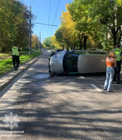 У Львові Skoda зіткнулася з маршруткою та перекинулася: травмувався 20-річний водій