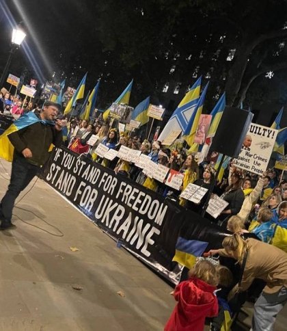 Після російських ракетних обстрілів України люди по всьому світу виходять на протести: фото