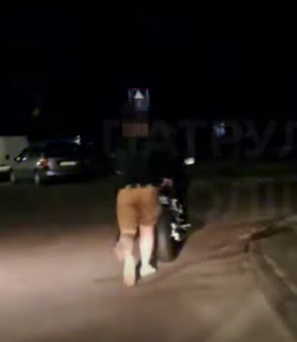 Львівські патрульні змусили порушника тиші котити свій мотоцикл додому (відео)