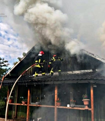 У Бориславі рятувальники погасили пожежу у дерев'яному будинку