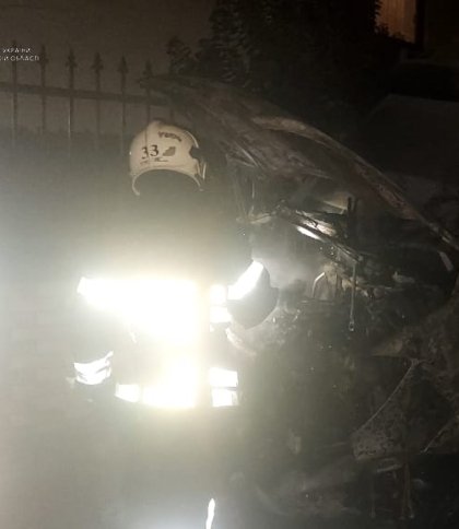 З-під капота вибивався густий чорний дим: на Львівщині горіла машина