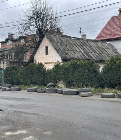 Львів’яни скаражаться, що одна з вулиць міста закидана автомобільними шинами