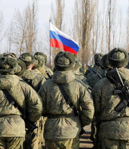 Російські солдати стоять із своїм прапором