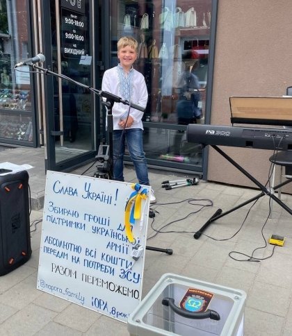 На Львівщині восьмирічний хлопчик, співаючи на вулиці, зібрав 23 тисячі гривень для ЗСУ