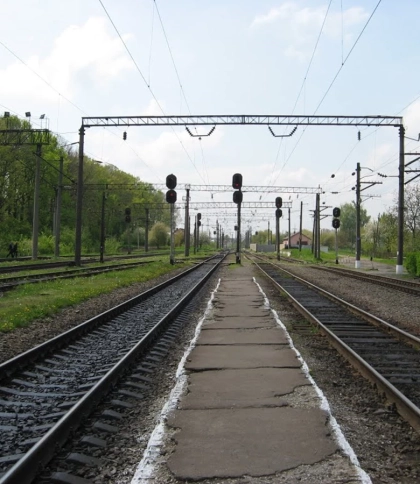 Розклад низки приміських поїздів зміниться: на Львівщині ремонтують колію