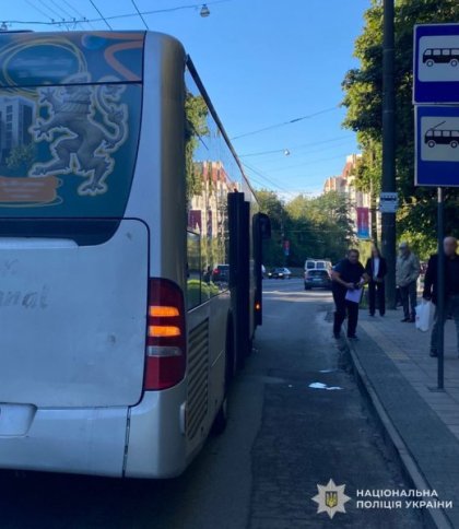 76-річний пасажир випав з автобуса у Львові та перебуває в комі