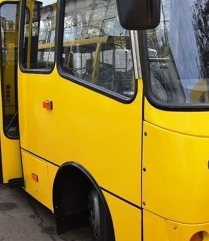 Голосно та невдоволено матюкався: водій львівської маршрутки відмовився перевозити групу дітей
