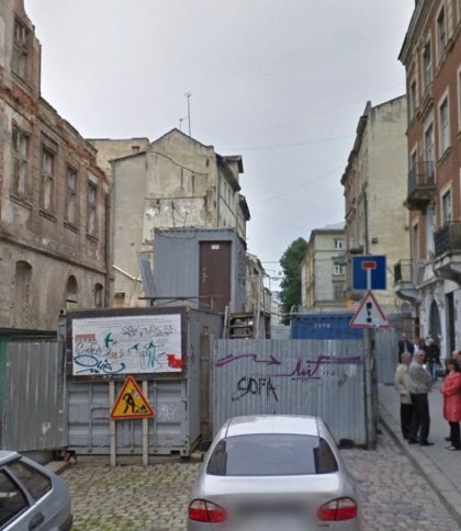 У центрі Львова просять перенести паркан будівельного майданчика, що заважає проходу