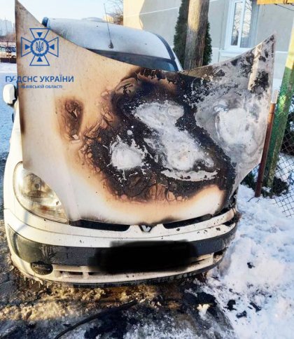 Хотів прогріти авто, але воно загорілось: у Золочівському районі вогнеборці ліквідували пожежу у Renault Kango