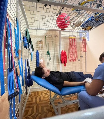 Львівські лікарі врятували життя хлопцю з Донеччини, який підняв заміновану пляшку