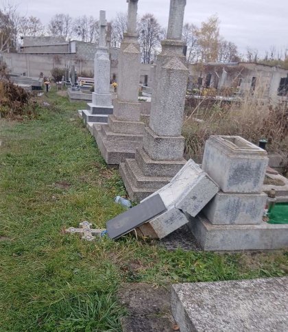 Поліція встановлює особи вандалів, які пошкодили пам’ятники на цвинтарі у Сокалі
