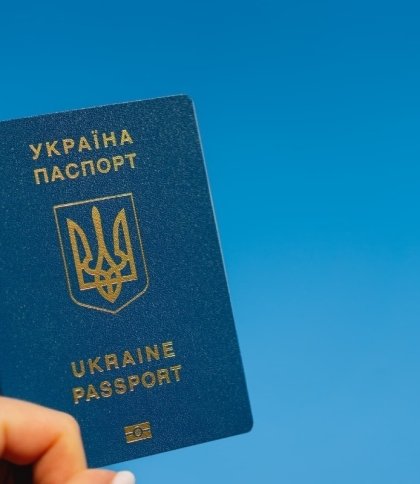 Знайшов паспорт та вклеїв своє фото: у Львові спіймали чоловіка з підробленими документами