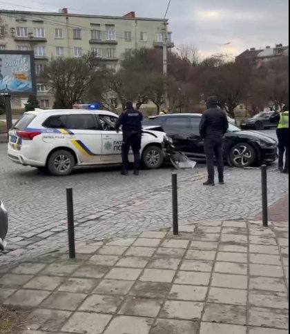 Двох працівників поліції госпіталізували через ДТП у центрі Львова