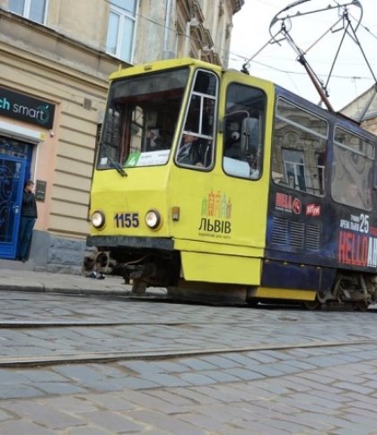 «Коли пасажира будуть поважати?»: у Львові водій трамвая знову зачинив двері перед обличчям людини на зупинці